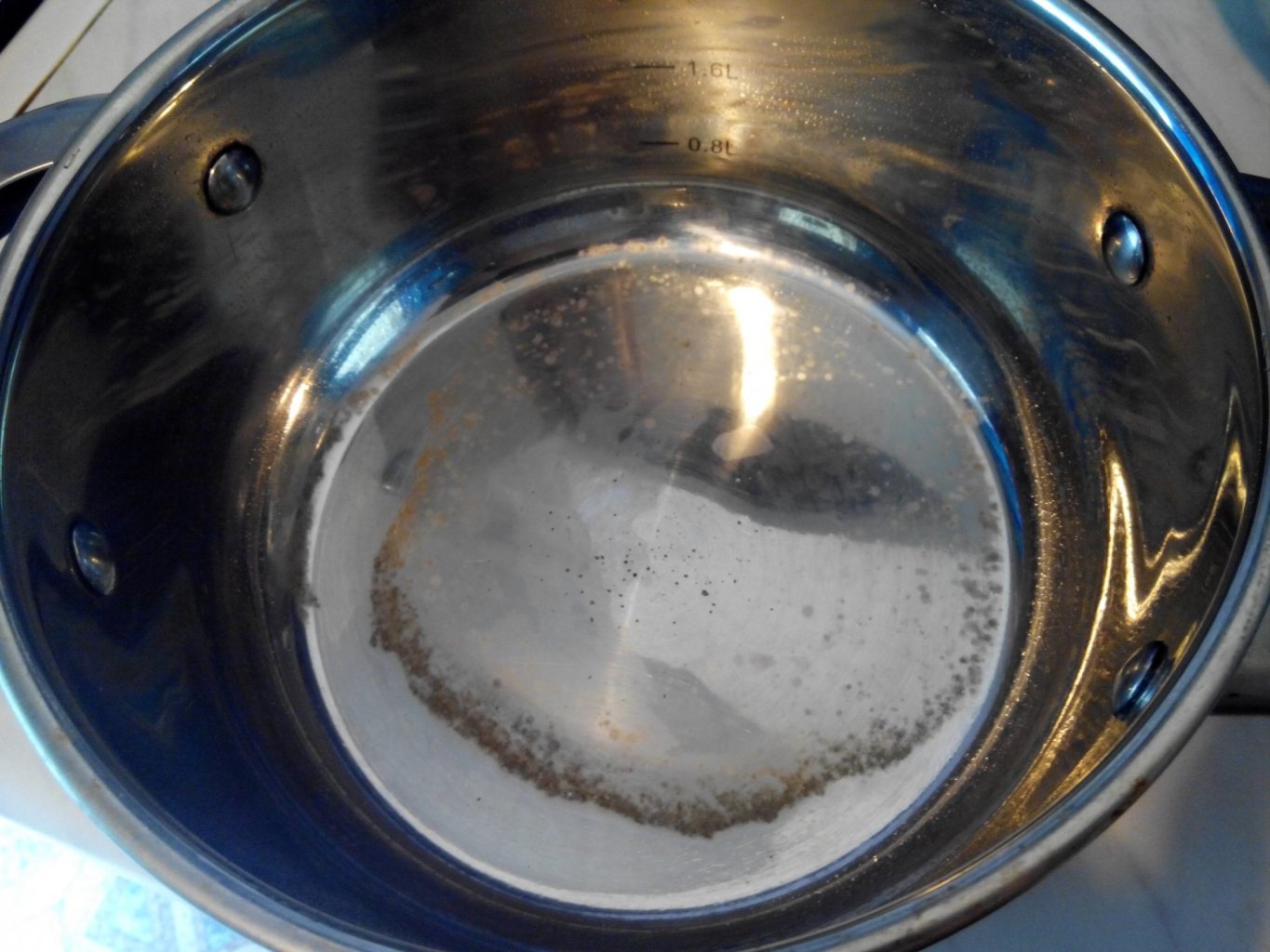 Как отмыть нержавеющую. Ржавчина внутри эмалированной кастрюли. Кратер очистки посуды. Как почистить посуду из нержавейки в домашних условиях. Как почистить емкость из нержавейки для воды.